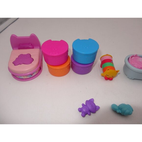 Gabby's Dollhouse Sweet Dreams Bedroom Playset and Primp and Pamper Bathroom - Picture 12 of 16